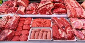 Abundante mostrador de carnes frescas